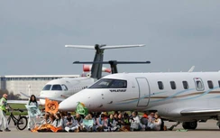 Ngồi trước mũi máy bay, không cho cất cánh để vận động vì môi trường