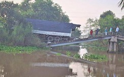 Vụ xe tải làm sập cầu 5 tấn: Hoàn thành cầu sắt tạm, người dân đã lưu thông