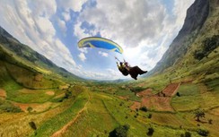 Bay dù lượn ngắm thảm hoa dã quỳ đẹp ngất ngây ở vùng núi lửa Chư Đăng Ya