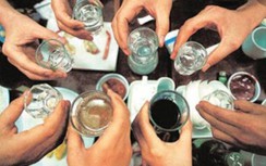 Kiên Giang: 5 người ngộ độc rượu tại đám tang có 3 người chuyển biến nặng