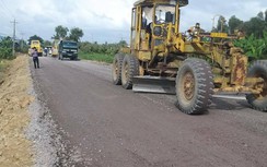 Làm đường xuyên huyện biên giới, người dân, phật tử hưởng lợi