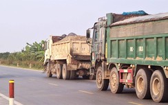 Dùng xe cũ nát chở có ngọn thi công đường nối 2 cao tốc phía Bắc