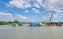 Ra sân ngủ vì lo nhà sập trong đêm, nhiều người tụ tập phản đối nạo vét