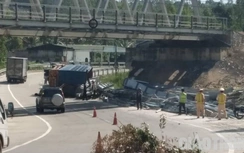 Lật xe đầu kéo chở thép trên QL1 qua Quảng Ngãi