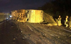 Video TNGT 10/11: Xe tải lật nghiêng sau va chạm với 1 xe tải khác