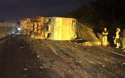 Xe tải lật chắn ngang đường, cao tốc Đà Nẵng - Quảng Ngãi ùn tắc nhiều giờ