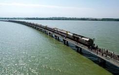 Kỳ lạ "chuyến tàu nổi" hút khách ở Thái Lan