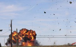 Máy bay ném bom và tiêm kích va chạm trên không, bốc cháy ngùn ngụt