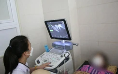 Chị em bất ngờ phát hiện ung thư cổ tử cung, khi nào nên tầm soát sớm?