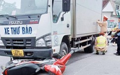 Xe máy va chạm với ô tô chở thư báo, người đàn ông tử vong
