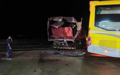 TNGT liên hoàn giữa xe khách, xe tải và xe cẩu, QL1A qua Quảng Bình ách tắc