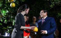 Thủ tướng New Zealand thưởng thức bưởi trong vườn Bác Hồ