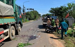 Video TNGT ngày 16/11: Người đàn ông đi xe máy tử vong sau va chạm xe tải