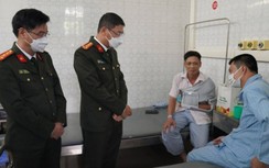 Ô tô chở lâm sản bỏ chạy, ép xe tuần tra làm 2 chiến sĩ CSGT bị thương