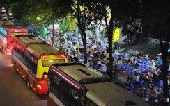 Cận cảnh nhà xe đón trả khách tấp nập dưới lòng đường sau khi bị điểm danh