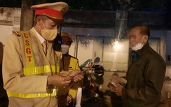 Cụ ông uống rượu từ sáng, tối vẫn bị phạt vài triệu đồng vì hơi thở có cồn