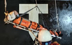 Cứu 2 thuyền viên nước ngoài bị nạn trên vùng biển Việt Nam