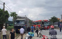 Va chạm liên hoàn giữa 2 xe khách và 1 xe tải trên QL1A, phụ xe tử vong