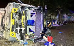 Lật xe giường nằm trên QL1, hàng chục hành khách hoảng loạn