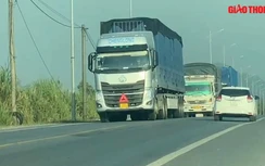 Video: Lạ lùng những chiếc xe quá khổ chạy trên tuyến đường ở Móng Cái