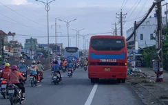 Video TNGT 24/11: Một phụ nữ tử vong sau va chạm giữa xe máy và xe khách