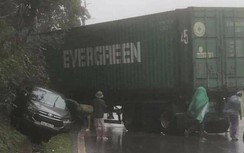 Ô tô con sa rãnh thoát nước, xe container tông vào vách núi sau cú đấu đầu