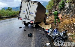 Xe tải và xe máy đối đầu trên QL6, chồng tử vong, vợ bị thương