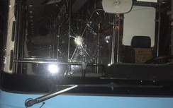 Công an Hà Nội truy tìm đối tượng ném vỡ kính xe buýt