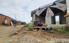 Vướng mặt bằng, chợ xây 5 năm chưa xong, tiểu thương đổ ra đường buôn bán