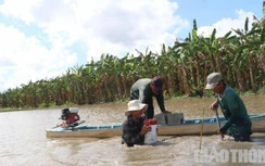 Cận cảnh lội bùn, ngâm mình trong nước cắm cọc GPMB cao tốc