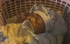 Công an tìm người thân cho bé gái sơ sinh bị bỏ rơi bên lề Quốc lộ 18