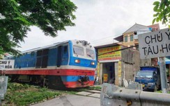 Video TNGT 25/11: Người đàn ông đi xe máy bị thương sau va chạm với tàu hỏa