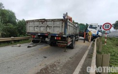 Xe đầu kéo biển số Lào mất lái chắn ngang, đường HCM tắc nhiều giờ