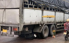 Xe tải lùi tông trúng xe máy khiến 3 người tử vong