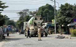 Video TNGT 29/11: Người đàn ông đi xe máy tử vong sau khi bị xe bồn cán qua