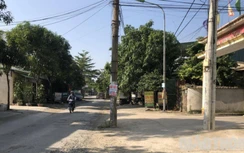 Cột điện cao thế chềnh ềnh giữa đường, dân ớn lạnh vì tai nạn liên tục