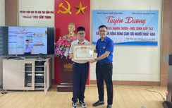 Tặng bằng khen, giấy khen cho học sinh lớp 7 cứu cụ ông bị ngã ở đường ray