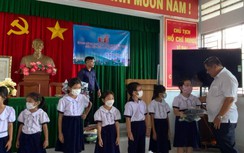 Tỉnh Long An tặng 500 ba lô áo phao cho học sinh vùng lũ
