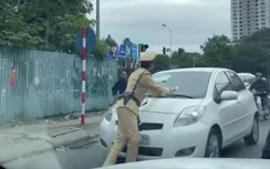 Nữ tài xế không chấp hành hiệu lệnh, đẩy CSGT nhiều mét vì muộn giờ làm
