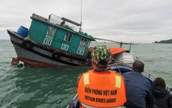 Vợ chồng ngư dân được bộ đội biên phòng cứu thoát khi tàu cá chìm trên biển