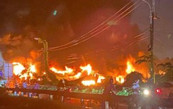 Cháy lớn cạnh QL14B Đà Nẵng, xe đường dài nối đuôi nhau chờ dập lửa