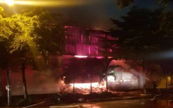 Đang cháy lớn ở Quy Nhơn, cột khói cao hàng chục mét