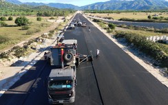 Công nhân chia 3 ca, 4 kíp trên cao tốc Vĩnh Hảo-Phan Thiết trước "giờ G"