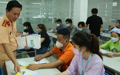 Tiền Giang: Phát tờ rơi tuyên truyền ATGT đến tận tay người dân