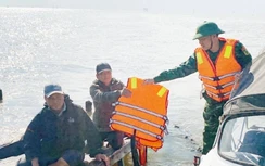 Cứu 2 ngư dân trên tàu đắm sau khi bất ngờ đâm vào cọc gỗ ngầm