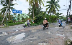 Vì sao con đường đầy ổ gà giữa trung tâm TP Cần Thơ cứ thi công ì ạch?