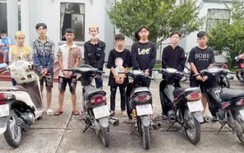 Dừng xe nghe điện thoại, người đàn ông bị 8 thiếu niên vây cướp xe máy