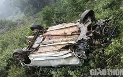 Video TNGT 9/12: Xe taxi bất ngờ lao vực sâu 120 mét, 3 người trọng thương