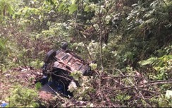 Hòa Bình: Taxi lao xuống vực sâu, 2 người bị thương