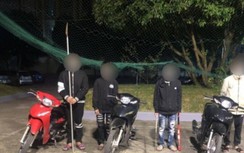 Nhóm thanh niên đi xe máy mang dao phóng lợn tìm "đối thủ" gặp ngay công an